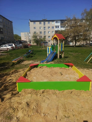 НАЧАЛИ УСТАНАВЛИВАТЬ НОВЫЕ ПЕСОЧНИЦЫ ВО ДВОРАХ