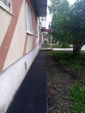 ОТМОСТКА ЕЩЕ ОДНОГО МНОГОКВАРТИРНОГО ДОМА ОБЗАВЕЛАСЬ НОВЫМИ ОДЕЖДАМИ