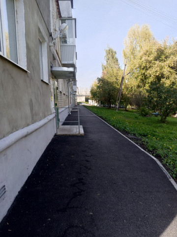 НА КАЛИНИНА, 6, ПОДРЯДЧИК КУДЕЗ ОТРЕМОНТИРОВАЛ ТРОТУАР