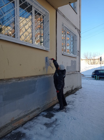 НИ ОДНОГО МЕСЯЦА НЕ ПРОХОДИТ БЕЗ ЗАКРАШИВАНИЯ ВАНДАЛЬНЫХ НАДПИСЕЙ НА ФАСАДАХ МКД