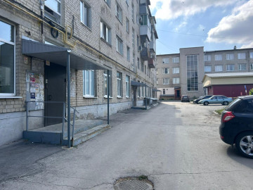 МНОГОКВАРТИРНЫЕ ДОМА ОБЗАВОДЯТСЯ НОВЫМИ ПОДЪЕЗДНЫМИ КОЗЫРЬКАМИ