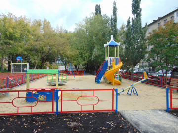 ДОЛЖНА ЛИ УПРАВЛЯЮЩАЯ КОМПАНИЯ СТАВИТЬ НОВУЮ ДЕТСКУЮ ПЛОЩАДКУ ВО ДВОРЕ, ЕСЛИ ПРЕЖНЮЮ ПРИШЛОСЬ ДЕМОНТИРОВАТЬ