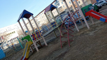 КУДЕЗ ПРОДОЛЖАЕТ РЕМОНТИРОВАТЬ ДЕТСКИЕ ГОРОДКИ