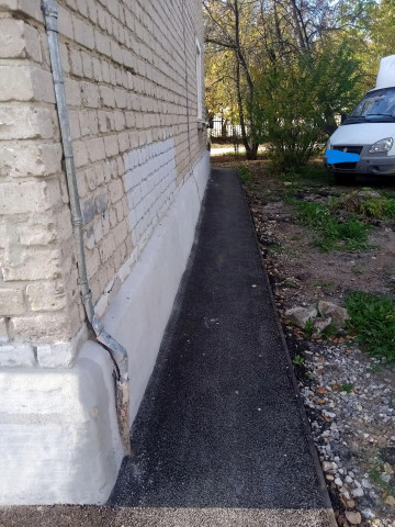 ЕЩЕ ОДИН МНОГОКВАРТИРНЫЙ ДОМ МОЖЕТ ПОХВАСТАТЬСЯ НОВОЙ ОТМОСТКОЙ