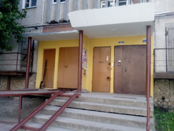 КУДЕЗ ПРОДОЛЖАЕТ «РАСЦВЕЧИВАТЬ» ВХОДНЫЕ ГРУППЫ ПОДЪЕЗДОВ