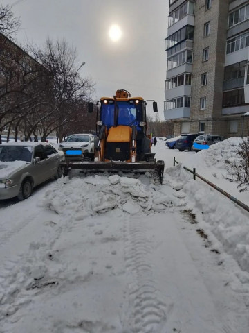 СНЕГ НЕ ДАЕТ СНИЗИТЬ ТЕМПЫ МЕХАНИЗИРОВАННОЙ УБОРКИ ДВОРОВ