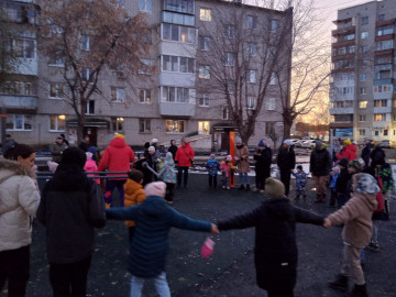 НА КРУПНЕЙШЕЙ В ЭТОМ ГОДУ ДВОРОВОЙ ЛОКАЦИИ, БЛАГОУСТРОЕННОЙ В ЭТОМ ГОДУ ПО ПРОГРАММЕ «ФОРМИРОВАНИЕ КОМФОРТНОЙ ГОРОДСКОЙ СРЕДЫ», ПРОШЕЛ БОЛЬШОЙ ДЕТСКИЙ ПРАЗДНИК