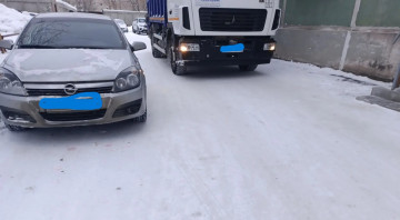 НЕ НАДО ПАРКОВАТЬ ЛИЧНЫЕ АВТОМОБИЛИ ВБЛИЗИ КОНТЕЙНЕРНЫХ ПЛОЩАДОК