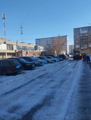 ЕЩЕ В ОДНОМ ДВОРЕ СЕГОДНЯ ЖИЛЬЦЫ НЕ ЗАХОТЕЛИ ПЕРЕСТАВЛЯТЬ СВОИ АВТО РАДИ МЕХАНИЗИРОВАННОЙ УБОРКИ