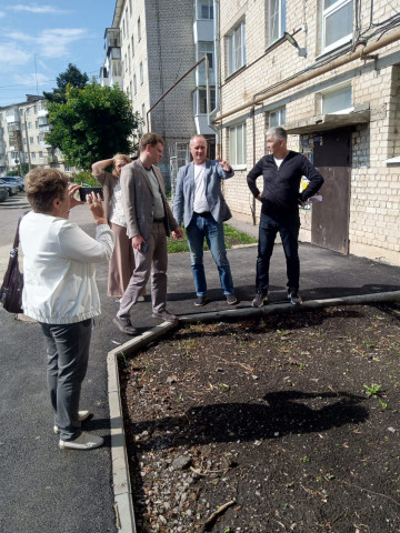 БЛАГОУСТРОЙСТВО РЯДА ДВОРОВ ЛЕНИНСКОГО ПОСЕЛКА ИДЕТ ПОЛНЫМ ХОДОМ