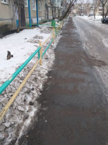 ВО ДВОРАХ СТАЛИ УДЕЛЯТЬ ПОВЫШЕННОЕ ВНИМАНИЕ ОБРАБОТКЕ ТРОТУАРОВ АНТИГОЛОЛЕДНЫМИ СМЕСЯМИ