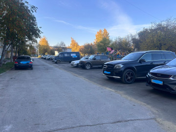 ВСЕГО ПЯТЬ ДНЕЙ ПОТРЕБОВАЛОСЬ ПОДРЯДЧИКУ КУДЕЗ, ЧТОБЫ СДЕЛАТЬ НОВУЮ ПАРКОВКУ ВО ДВОРЕ