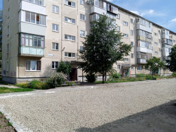 ЖИЛЬЦЫ МНОГОКВАРТИРНЫХ ДОМОВ ПРОСЯТ ОБ УСТАНОВКЕ ОГРАЖДЕНИЙ ДЛЯ СОХРАНЕНИЯ СВОИХ ГАЗОНОВ И ТРОТУАРОВ
