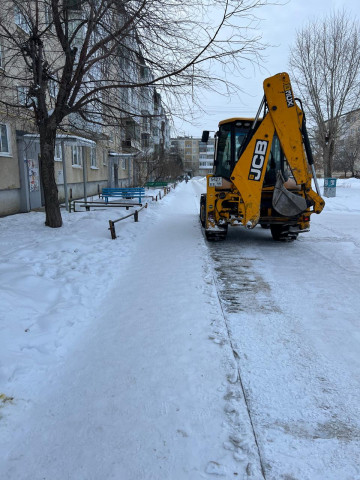 ДВОРНИКИ И ТЕХНИКА С РАННЕГО УТРА ПРИСТУПИЛИ К ЛИКВИДАЦИИ СНЕГА, КОТОРЫЙ НАПАДАЛ ЗА ВЧЕРАШНИЙ ДЕНЬ И СЕГОДНЯШНЮЮ НОЧЬ