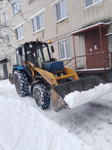 С РАННЕГО УТРА ВО ДВОРАХ НАЧАЛАСЬ УСИЛЕННАЯ БОРЬБА С ВЫПАВШИМ СНЕГОМ