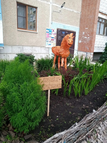 НА КУТУЗОВА, 36, ВО ДВОРЕ ПОСЕЛИЛСЯ ДИКОВИННЫЙ ЗВЕРЬ
