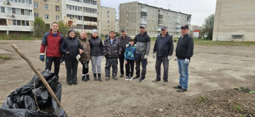 КАМЕНЦЫ ПРОДОЛЖАЮТ ПРОВОДИТЬ СУББОТНИКИ ВБЛИЗИ МНОГОКВАРТИРНЫХ ДОМОВ
