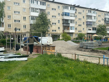 ЕЩЕ В ОДНОЙ «КОРОБОЧКЕ» МНОГОКВАРТИРНЫХ ДОМОВ СТАРТОВАЛИ БОЛЬШИЕ РАБОТЫ В АСФАЛЬТЕ