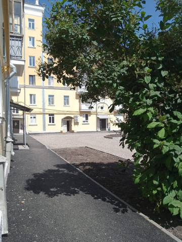 В СТАРОЙ КРАСНОГОРКЕ СРАЗУ В ТРЕХ ДВОРАХ ИДЕТ БОЛЬШОЕ БЛАГОУСТРОЙСТВО