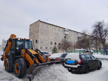 ПОДРЯДЧИКИ КУДЕЗ ЕЖЕДНЕВНО ВЕДУТ БОРЬБУ СО СНЕГОМ ВО ДВОРАХ