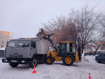 КУДЕЗ ПРИСТУПАЕТ К ВЫВОЗУ СНЕГА ИЗ ДВОРОВ