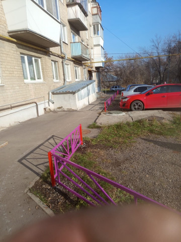 ПОДРЯДЧИК КУДЕЗ УСТАНОВИЛ НОВОЕ ОГРАЖДЕНИЕ В СТАРОЙ КРАСНОГОРКЕ