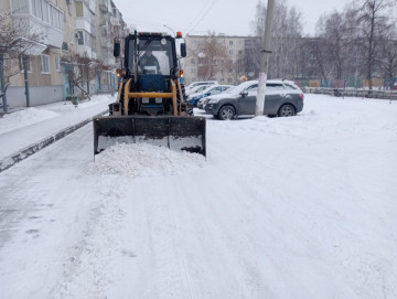 МЕХАНИЗИРОВАННАЯ УБОРКА ДВОРОВ ПРОДОЛЖАЕТСЯ