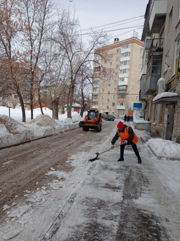 ЧТОБЫ ПОДРЯДЧИКИ КУДЕЗ КАЧЕСТВЕННО УБРАЛИ ДВОРОВУЮ ПАРКОВКУ, ЖИЛЬЦАМ НЕОБХОДИМО ВОВРЕМЯ УВЕЗТИ С НЕЕ МАШИНЫ