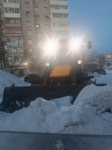 ТЕХНИКА АКТИВНО БОРЕТСЯ С ПОСЛЕДСТВИЯМИ ВЧЕРАШНЕГО СНЕГОПАДА ВО ДВОРАХ
