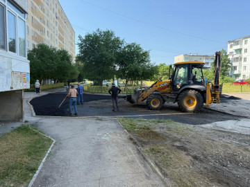 СЕГОДНЯ НА ЛЕНИНСКОМ ПОСЕЛКЕ КЛАДУТ НОВЫЙ АСФАЛЬТ