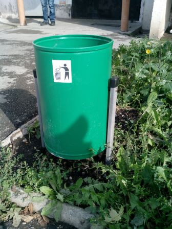 ПРОДОЛЖАЕМ ОСНАЩАТЬ ДВОРЫ УРНАМИ
