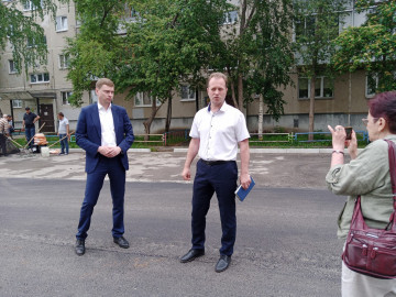 КУДЕЗ ВМЕСТЕ С АДМИНИСТРАЦИЕЙ ГОРОДА ОСМОТРЕЛИ ХОД БЛАГОУСТРОЙСТВА СРАЗУ  ДВУХ ДВОРОВЫХ ЛОКАЦИЙ