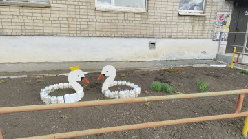 КАМЕНЦЫ АКТИВНО НАВОДЯТ ПОРЯДОК НА ПРИДОМОВЫХ КЛУМБАХ