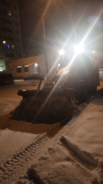 ЕЩЕ НЕ РАССВЕЛО, А ТЕХНИКА И ДВОРНИКИ  ПРИСТУПИЛИ К УБОРКЕ ДВОРОВ
