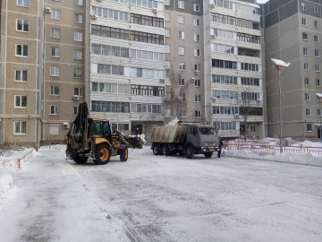СЕГОДНЯ В ЗАКРЫТОМ ДВОРЕ НА КАМЕНСКОЙ, 81А-Суворова, 23 ИДЕТ ВЫВОЗ СНЕГА