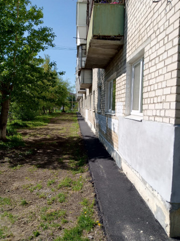 ПОДРЯДЧИКИ КУДЕЗ ОТРЕМОНТИРОВАЛИ ОТМОСТКУ ЕЩЕ ОДНОГО МНОГОКВАРТИРНОГО ДОМА