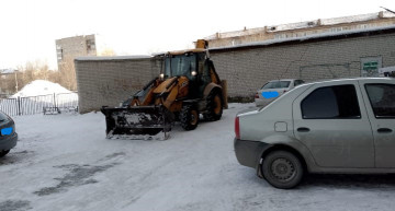 ОДНИ ЖИЛЬЦЫ МКД СПОСОБСТВУЮТ МЕХАНИЗИРОВАННОЙ УБОРКЕ ДВОРОВ, ДРУГИЕ ЕЙ МЕШАЮТ