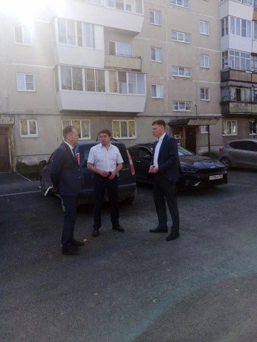ВО ДВОРАХ НА КОТОВСКОГО, 8 И ПЛЕХАНОВА, 12 ФИНИШИРОВАЛО БЛАГОУСТРОЙСТВО