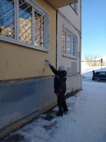 ПОДРЯДЧИКАМ КУДЕЗ ВНОВЬ ПРИШЛОСЬ ЗАКРАШИВАТЬ НАДПИСИ НА ФАСАДАХ МКД