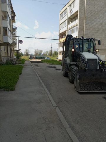 КУДЕЗ ВМЕСТЕ С ИНИЦИАТИВНЫМИ ОБЩЕСТВЕННИКАМИ ПРОДОЛЖАЕТ РЕМОНТИРОВАТЬ ДВОРЫ С ИСПОЛЬЗОВАНИЕМ СРЕЗКИ