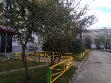 НА СИБИРСКОЙ, 1, ПОДРЯДЧИК КУДЕЗ УСТАНОВИЛ ОГРАЖДЕНИЯ