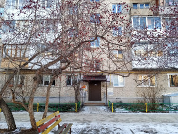 МНОГОКВАРТИРНЫЕ ДОМА ОБЗАВОДЯТСЯ НОВЫМИ ПОДЪЕЗДНЫМИ КОЗЫРЬКАМИ